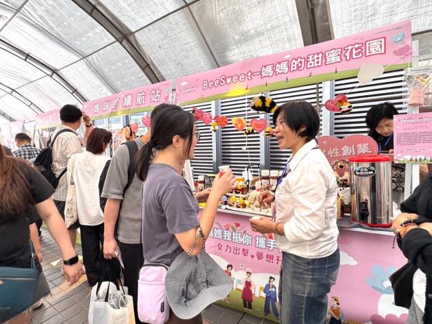 圖說：「媽媽我挺你 攜手向前行」現場設有創業鳳凰成果攤位，讓民眾在體驗的同時也能了解政府資源。_Instructions for literal
