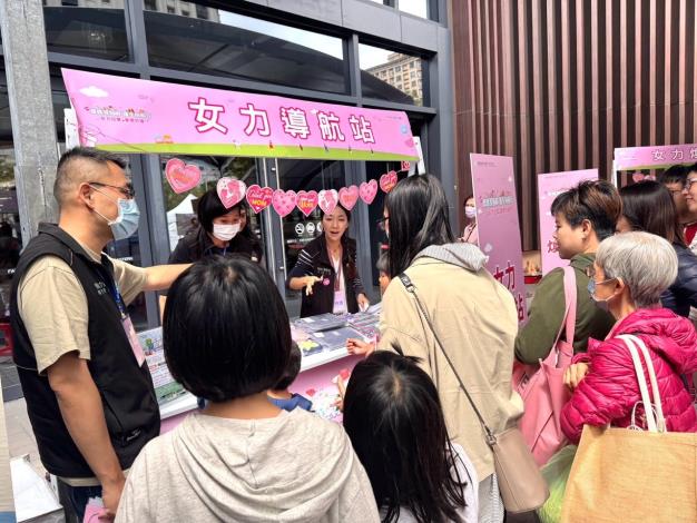 圖說：「媽媽我挺你 攜手向前行」現場設有就業服務攤位，讓民眾能了解政府資源。_Instructions for literal