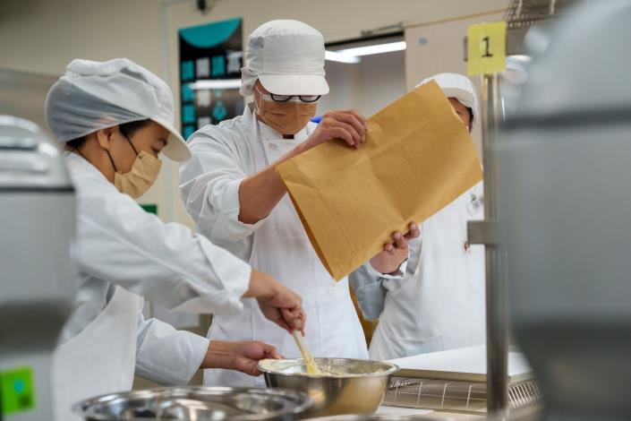 桃竹苗分署持續開辦多元職業訓練課程，協助婦女及失待業民眾培養專業技能。_Instructions for literal