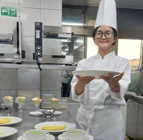 學員顏如琪經歷西餐烹調專業班後，成功轉職為飯店廚師。_Instructions for literal