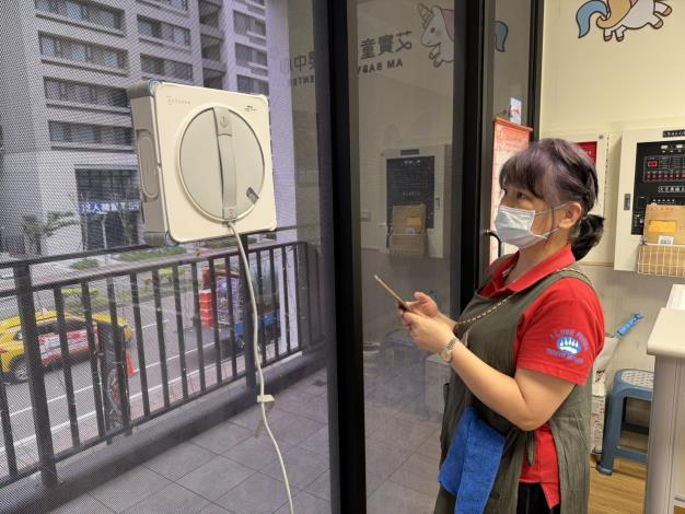 透過導入擦窗機器人，可降低高處重複擦拭作業造成的肌肉骨骼負擔。_Instructions for literal