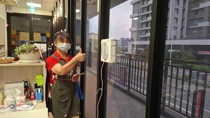 透過導入擦窗機器人，可降低高處重複擦拭作業造成的肌肉骨骼負擔。_Instructions for literal