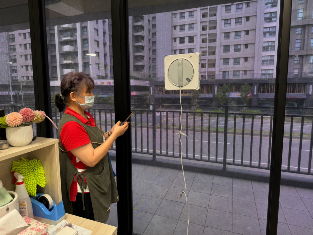 透過導入擦窗機器人，可降低高處重複擦拭作業造成的肌肉骨骼負擔。_Instructions for literal