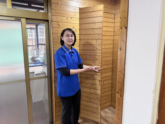 全職媽媽施宇亭透過參加職訓考取證照，順利復出職場，投入包租代管工作，開啟第二職涯。_Instructions for literal