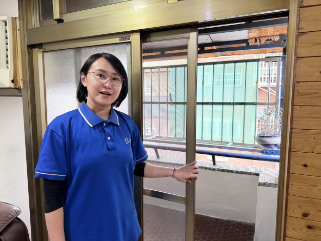 全職媽媽施宇亭透過參加職訓考取證照，順利復出職場，投入包租代管工作，開啟第二職涯。_Instructions for literal