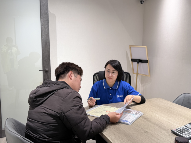 全職媽媽施宇亭透過參加職訓考取證照，順利復出職場，投入包租代管工作，開啟第二職涯。_Instructions for literal