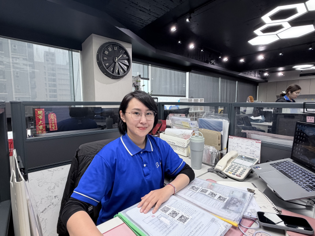 全職媽媽施宇亭透過參加職訓考取證照，順利復出職場，投入包租代管工作，開啟第二職涯。_Instructions for literal