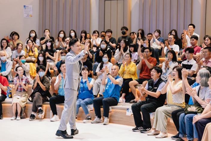 圖說:桃竹苗分署今(5)日辦理「一職講」名人講座，邀請到知名演員謝祖武蒞臨現場分享自身演藝工作歷程。_Instructions for literal