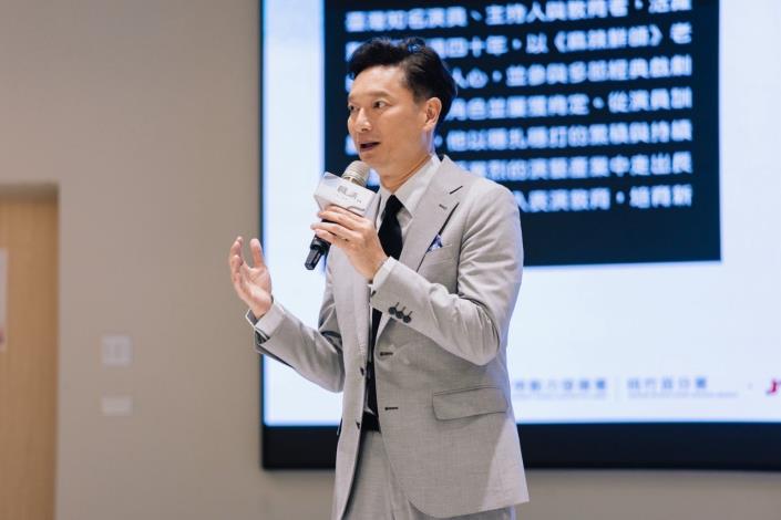 圖說:桃竹苗分署今(5)日辦理「一職講」名人講座，邀請到知名演員謝祖武蒞臨現場分享自身演藝工作歷程。_Instructions for literal