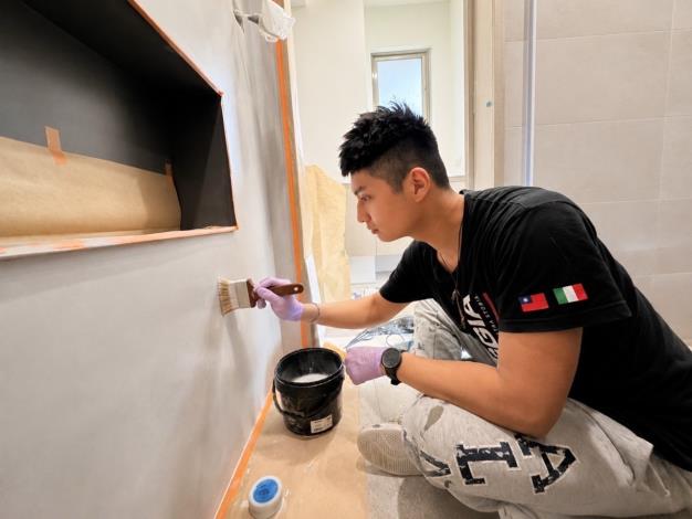 魏子堯透過漆作職業訓練習得一技之長，從求職不順到成功成為塗裝技師，為自己開創嶄新職涯。_Instructions for literal