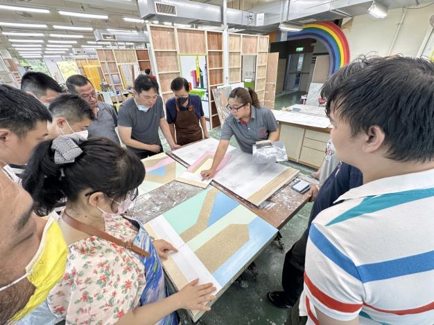 桃竹苗分署開辦建築裝修及漆作等職業訓練課程，透過專業師資實作教學，協助學員培養專業技能，提升就業競爭力。_Instructions for literal