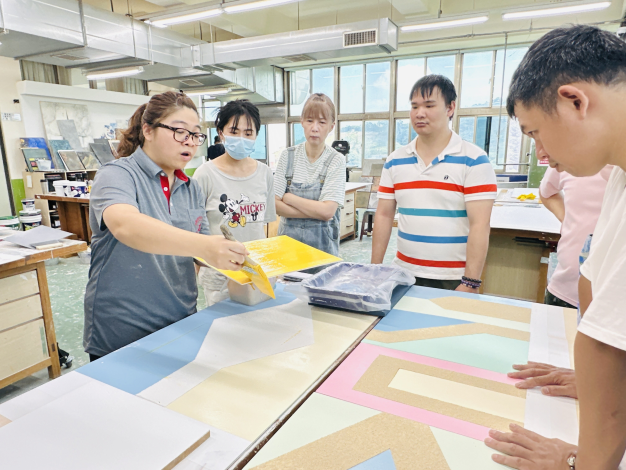 桃竹苗分署開辦建築裝修及漆作等職業訓練課程，透過專業師資實作教學，協助學員培養專業技能，提升就業競爭力。_Instructions for literal