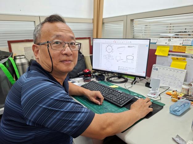 圖說：退伍軍官王薈芳在職進修SolidWorks ，助攻第二春職涯。_Instructions for literal
