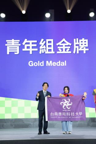 圖說：桃竹苗分署培訓的中式服裝職類選手呂羽昕(右)勇奪第56屆全國技能競賽金牌，並於頒獎典禮接受賴清德總統(左)表揚。_Instructions for literal