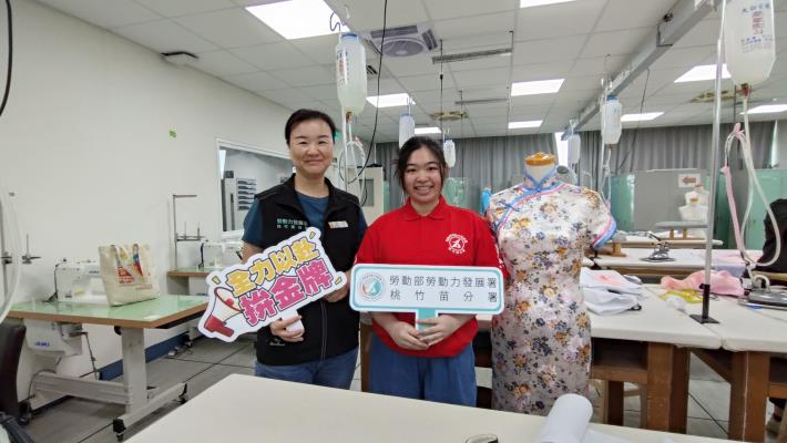圖說:呂羽昕(右)感謝徐彥芬老師這些年的指導，讓她在技能競賽這條路上終於圓夢奪金。_Instructions for literal