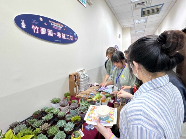 圖說：社團法人新竹市心理衛生協會附設竹夢園－希望工坊販售手工皂、盆栽等手作商品，傳遞生活美好。_Instructions for literal