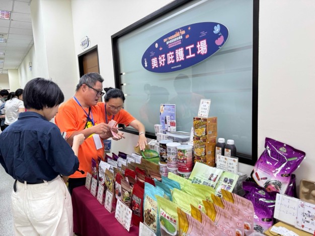圖說：財團法人桃園市美好社會福利基金會附設美好庇護工場販售果乾、餅乾等禮盒，兼具美味與公益。_Instructions for literal