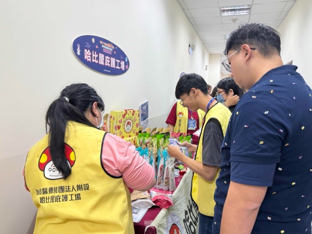 圖說：哈比屋庇護工場販售餅乾、果乾及堅果等禮盒，送禮也傳遞溫暖心意。_Instructions for literal