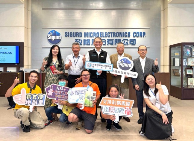 圖說:桃竹苗分署長賴家仁(後排左3）矽格董事長黃興陽（後排右2）以及庇護工場員工、老師一同合影。_Instructions for literal