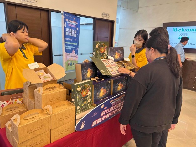 圖說:新竹縣庇護工場喜歡你餐坊竹北勝利店販售糕餅、月餅等禮盒，支持身心障礙者就業。_Instructions for literal