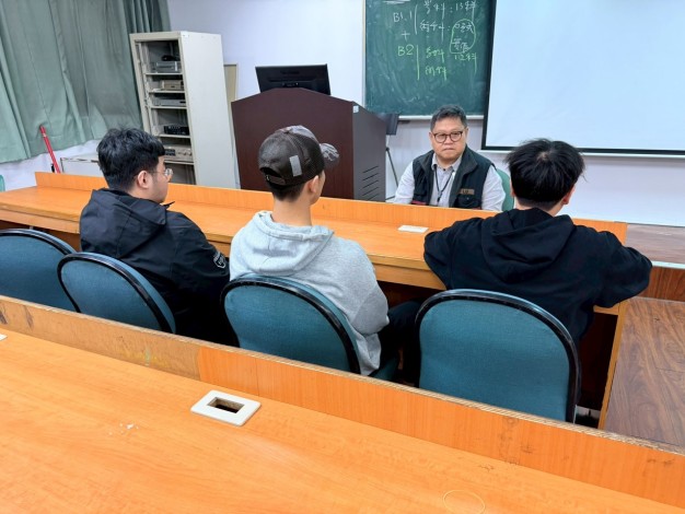 圖說：業界講師分享面試技巧，並為學生進行模擬面試，協助青年提前掌握企業招募流程。_Instructions for literal