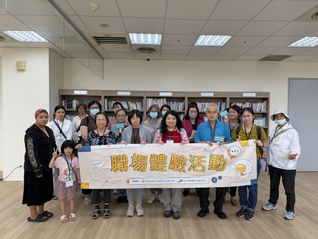 參加「中高齡職場體驗活動」的中高齡民眾，透過實際體驗餐飲服務工作，了解職場環境與工作內容，為重返職場做好準備。_Instructions for literal