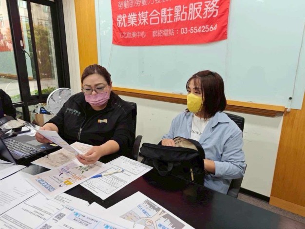 圖說：失業民眾(右)可透過就業服務員(左)媒合至勞工就業通接受工作崗位訓練_Instructions for literal