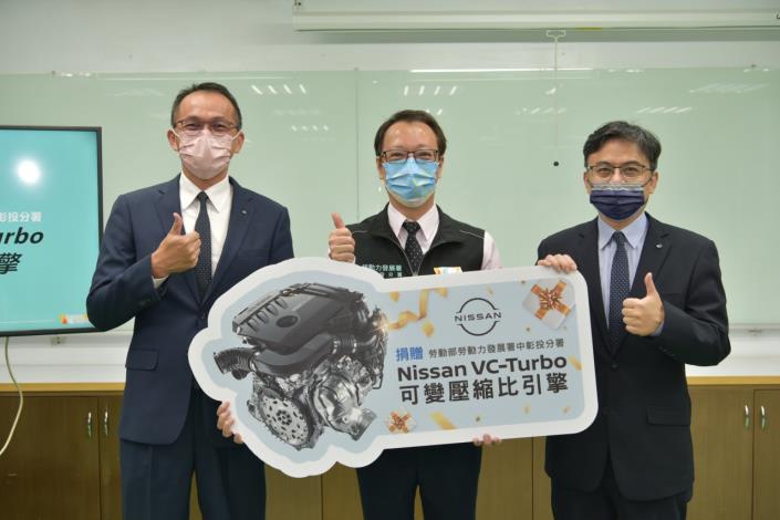 圖片１裕隆日產公司為支持政府培育技術人才，捐贈1輛Nissan Leaf電動車及2組新式汽車引擎，由勞動力發展署中彰投分署阮啟釧副分署長（中）代表接受1_說明文字