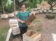 圖2蜂國蜂蜜莊園女主人劉京妮感謝南投就業中心推蔫冬青入職，使在地養蜂業連續3年獲得全國國產蜂蜜品質評比評鑑特等獎的事蹟讓更多國人知曉。

