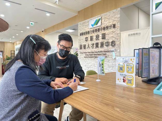 圖2.銀髮族在中彰投區銀髮人才資源中心填寫求職登記表_Instructions for literal