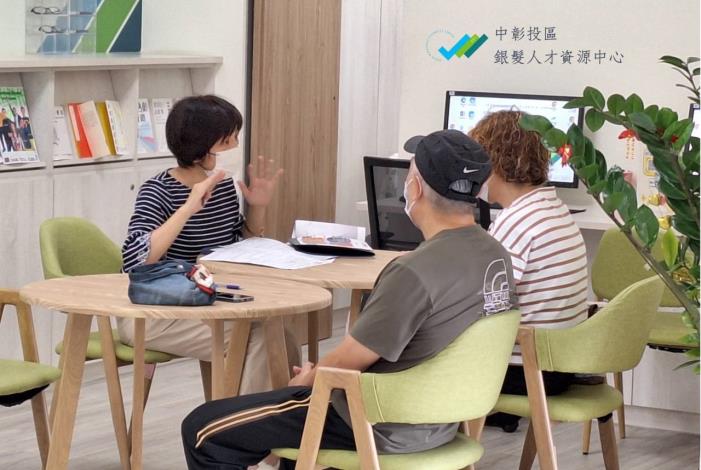 圖1.夫妻檔一同到中彰投區銀髮人才資源中心接受諮詢_Instructions for literal