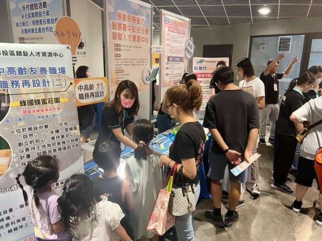 圖3.徵才活動現場「職務再設計」專區提供放大鏡、數位游標卡尺等輔具(歷史畫面)_Instructions for literal
