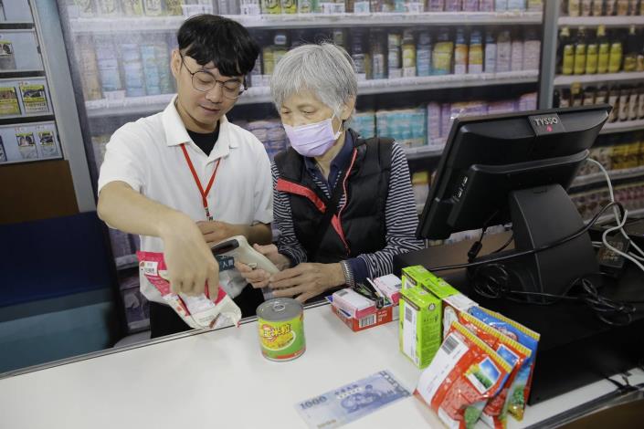 圖4.銀髮求職者在會場體驗模擬超商的POS機結帳系統_Instructions for literal