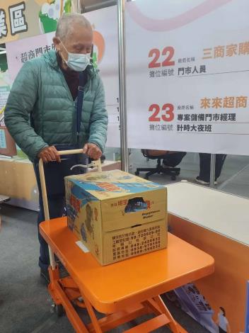 圖5.86歲的李阿公體驗操作模擬超商的捕獲升降台車_Instructions for literal