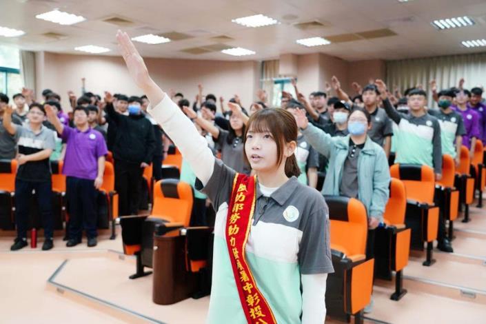 圖3.中彰投分署鑄造職類選手蔡宜岑擔任誓師代表_Instructions for literal