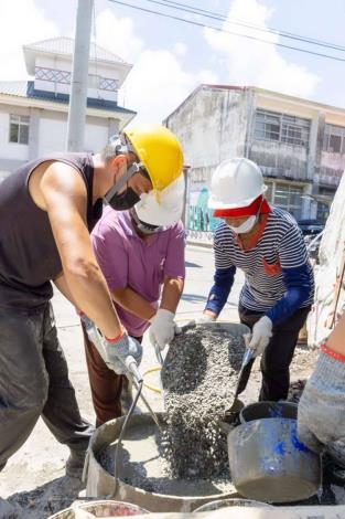 圖1.景純與「營建基礎技術人員訓練班」學員在培訓中專注學習技能_Instructions for literal
