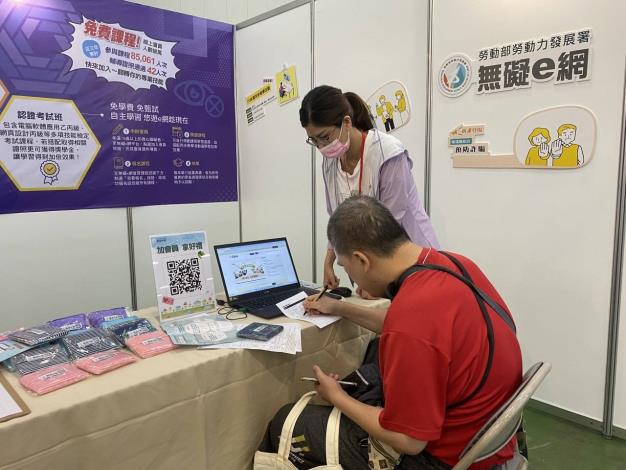 圖2.身障者在活動會場報名參加勞動力發展署「無礙e網」自主學習課程（歷史照片）_Instructions for literal
