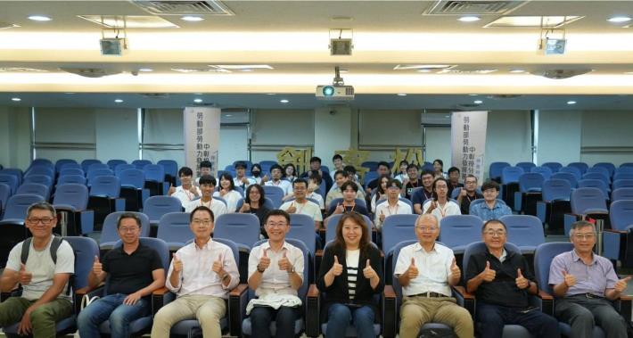 圖3. 2024創客松競賽晉級團隊與中彰投分署劉秀貞分署長及評審委員大合照（歷史照片）_Instructions for literal