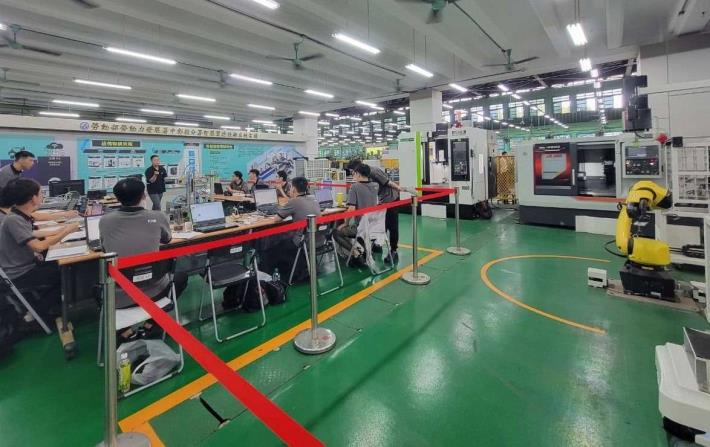 圖2.中彰投分署首度開辦「工業4.0智慧產線整合班」，助力青年升級智慧製造關鍵技能_Instructions for literal