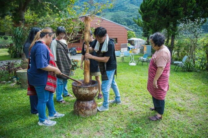 圖4.原民見學勞動合作社遊程中的原住民擣麻糬體驗_Instructions for literal