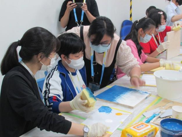 圖4.學員跟隨訓練師學習基本塗裝技法、材料認知及作品創作，從底材處理到色彩運用，一步步完成獨特的畫作與明信片。_Instructions for literal