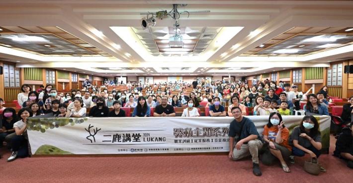 圖2.參加「勞動主題系列講座」的民眾反應熱烈，現場氣氛熱絡，講座結束後與會者開心大合照。_Instructions for literal