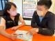 圖1.向青年解說計畫內容及相關申請流程（示意圖  非本人）