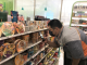圖1.雇主以拍照記錄貨品取代手寫登錄，合理講整工作，減輕阿憲的負擔