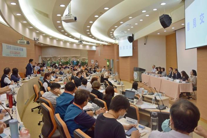 圖3.為加深對產業的理解，首場「支持勞工安定就業措施企業交流座談會」廣泛蒐集產業公協會及中部地區企業代表意見_Instructions for literal