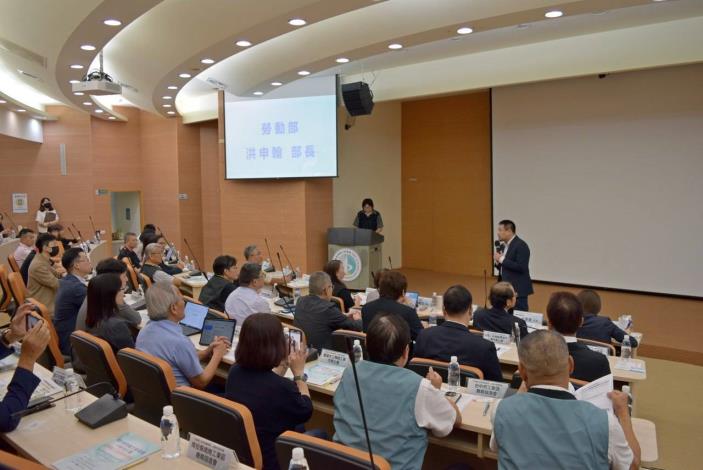 圖2.支持勞工安定就業措施全國首場企業交流座談會於10月1日下午在勞動力發展署中彰投分署舉行，由勞動部長洪申翰親自主持._Instructions for literal