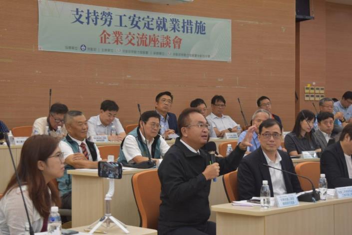 圖4.企業代表在支持勞工安定就業措施全國首場交流座談會中針對轄區產業現況踴躍發言（圖中發言者為中華民國工業區廠商聯合總會副總會長董正宗）_Instructions for literal