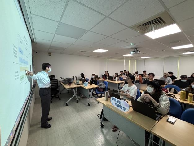 圖2.學員參與產業新尖兵計畫課程學習程式設計_Instructions for literal