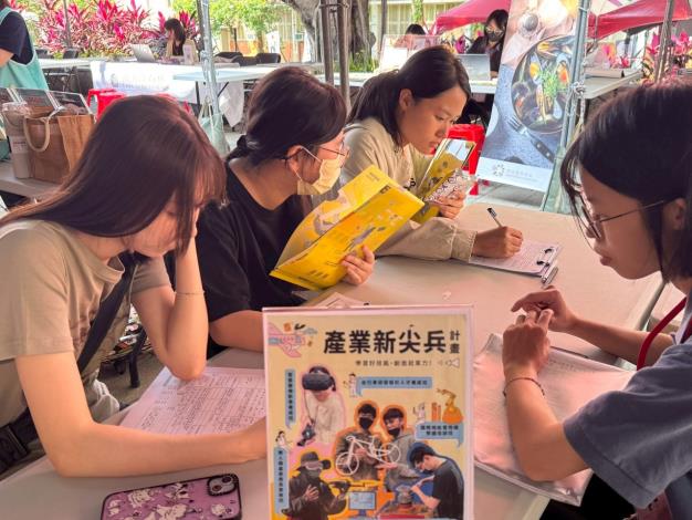 圖3.中彰投分署在校園徵才活動中宣導產業新尖兵計畫_Instructions for literal