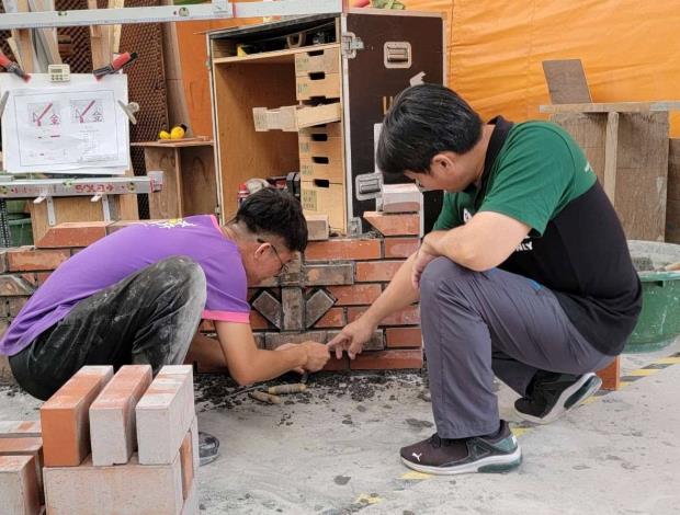 圖1.中彰投分署訓練師邱耀慶指導勝華砌磚施作技巧_Instructions for literal